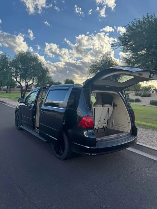2010 Volkswagen Routan - Image 2 of 11