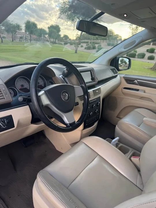2010 Volkswagen Routan - Image 10 of 11