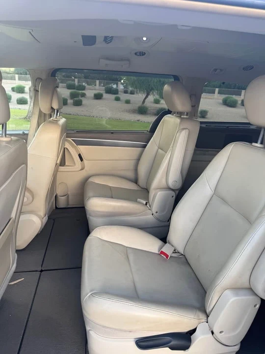 2010 Volkswagen Routan - Image 9 of 11