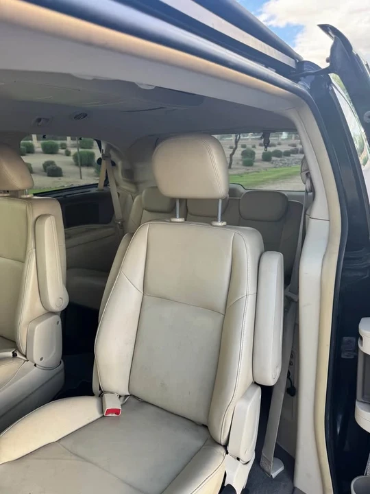 2010 Volkswagen Routan - Image 8 of 11