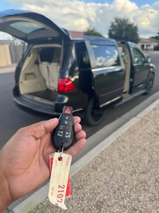 2010 Volkswagen Routan - Image 11 of 11