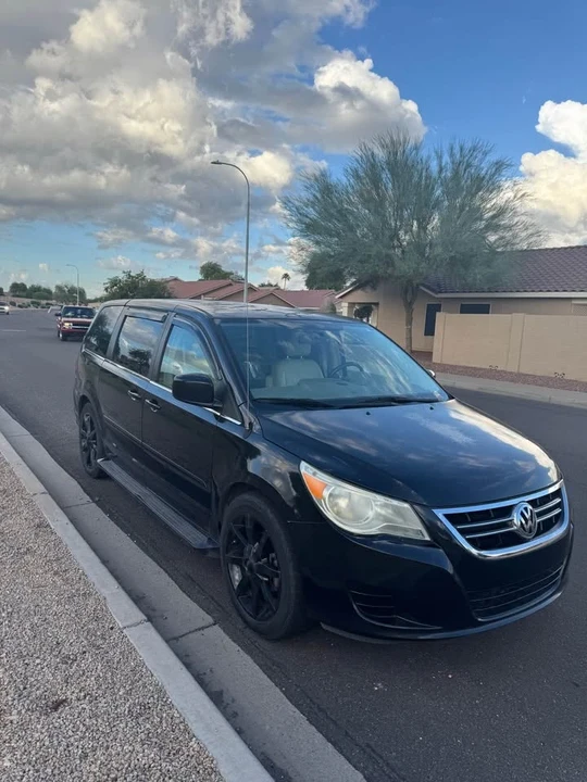 2010 Volkswagen Routan - Image 6 of 11