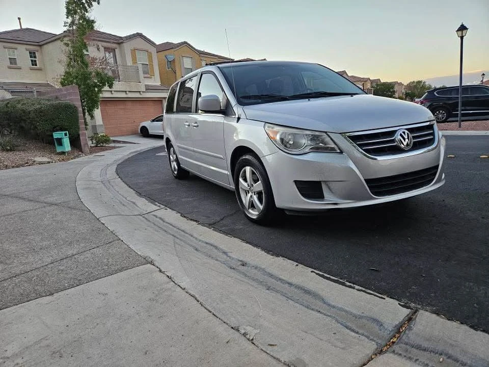 2010 Volkswagen Routan - Image 2 of 8