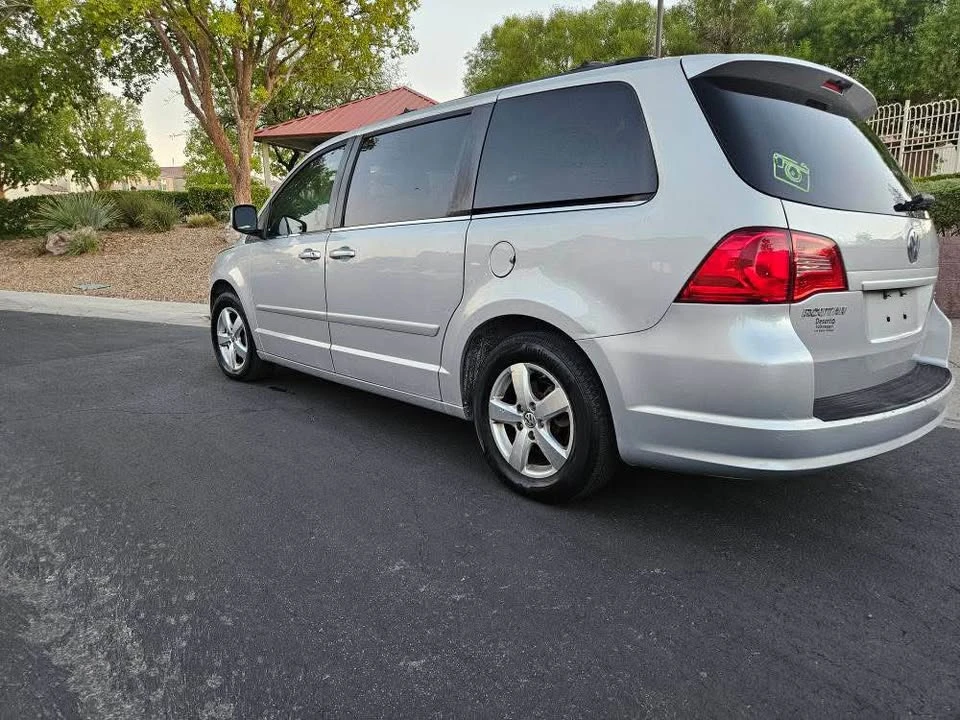 2010 Volkswagen Routan - Image 3 of 8