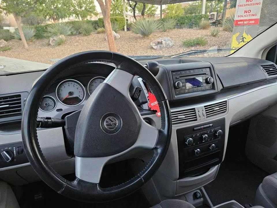 2010 Volkswagen Routan - Image 5 of 8