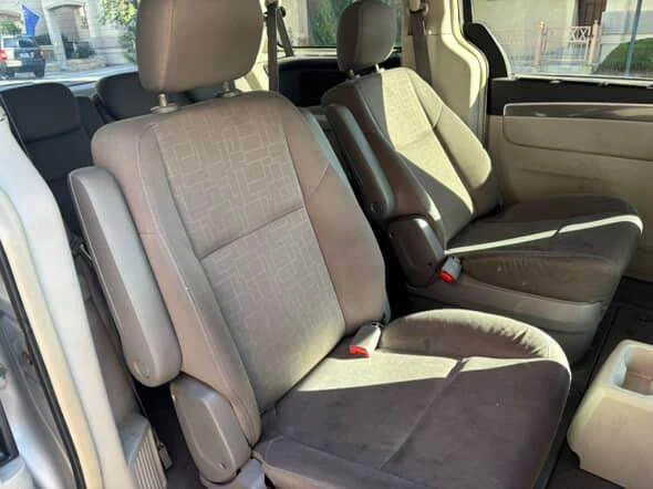2010 Volkswagen Routan - Image 6 of 8