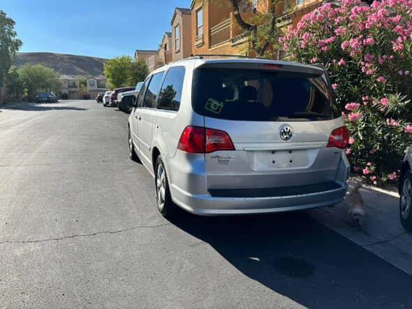 2010 Volkswagen Routan - Image 8 of 8