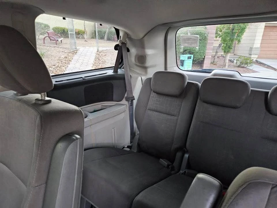 2010 Volkswagen Routan - Image 4 of 8