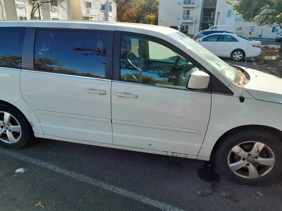 2010 Volkswagen Routan - Image 2 of 5