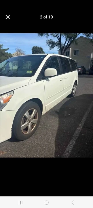 2010 Volkswagen Routan - Image 4 of 5