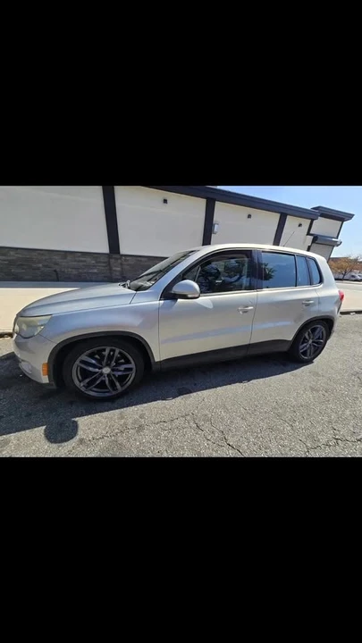 2010 Volkswagen Tiguan - Image 2 of 2