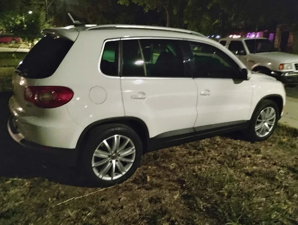 2010 Volkswagen Tiguan - Image 2 of 4