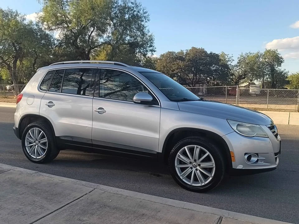 2010 Volkswagen Tiguan - Image 2 of 14