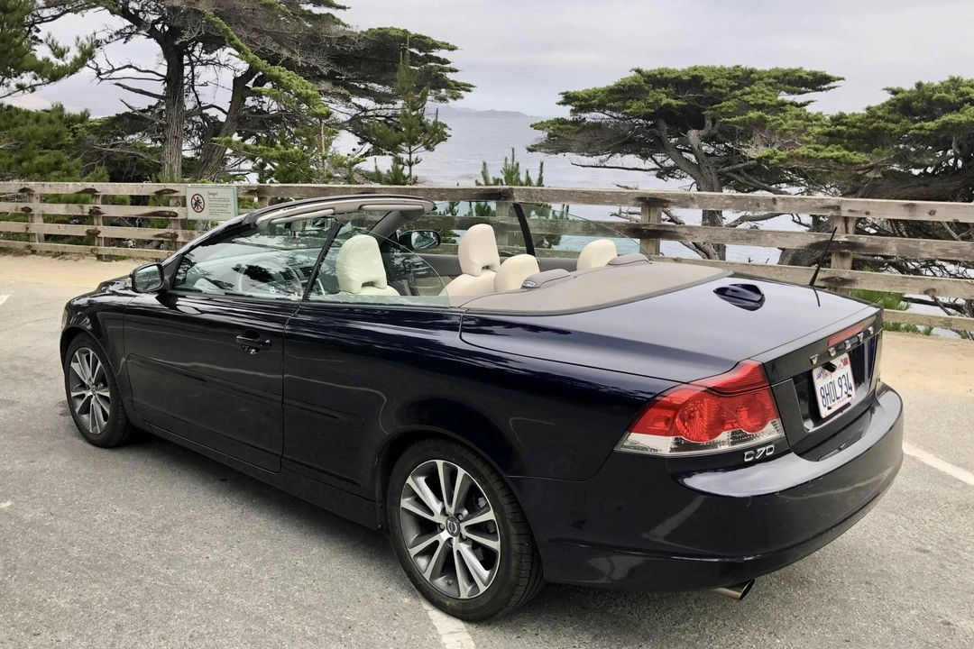 2010 Volvo C70 2nd Gen - Image 2 of 31