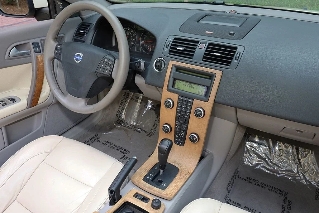 2010 Volvo C70 2nd Gen - Image 10 of 21