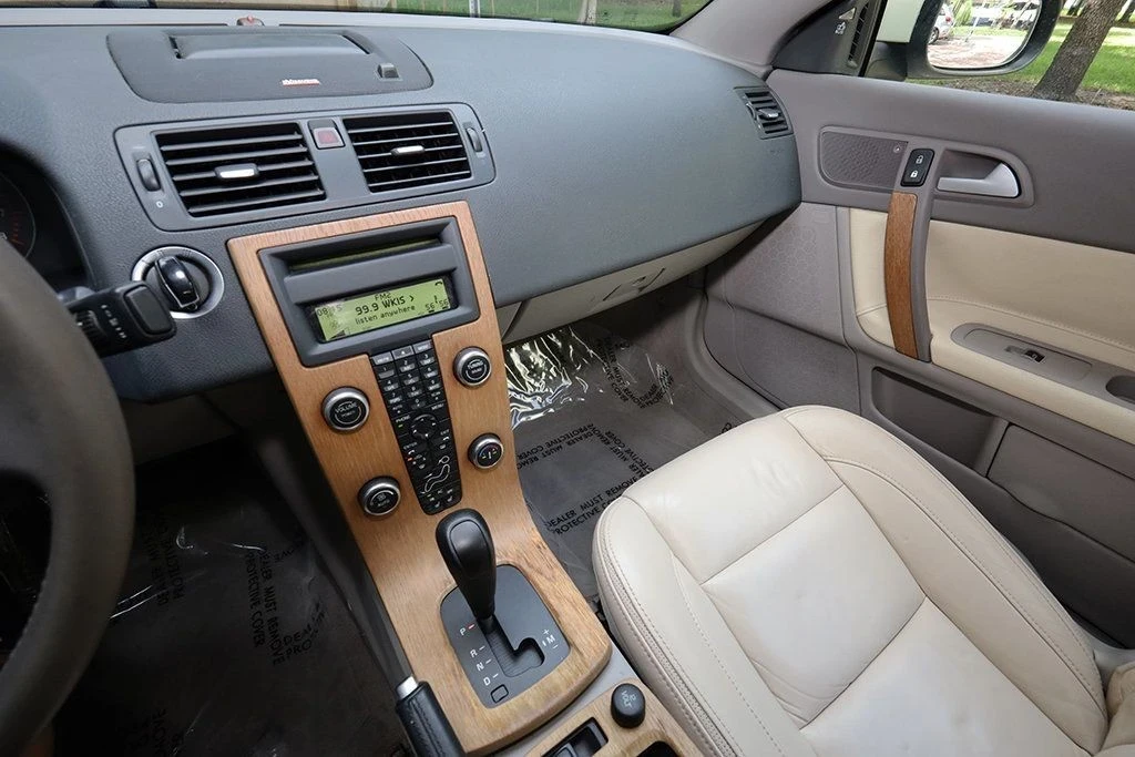 2010 Volvo C70 2nd Gen - Image 11 of 21