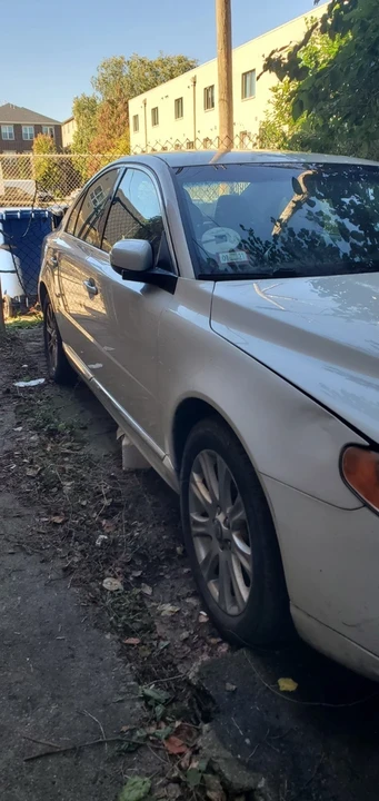 2010 Volvo S80 2nd Gen - Image 2 of 6