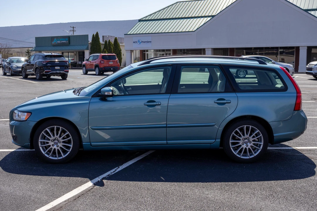 2010 Volvo V50 - Image 3 of 31