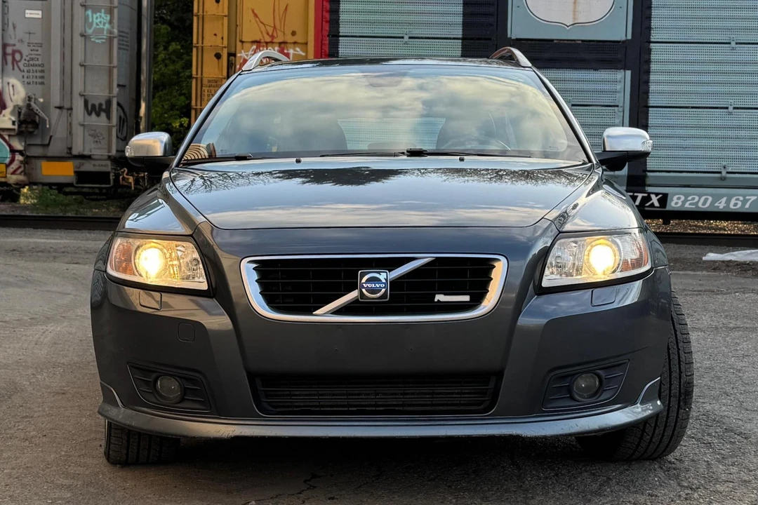 2010 Volvo V50 - Image 2 of 31