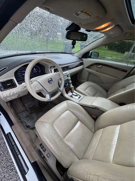 2010 Volvo V70 3rd Gen - Image 12 of 18