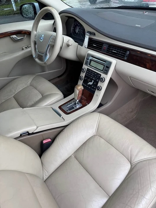 2010 Volvo V70 3rd Gen - Image 16 of 18