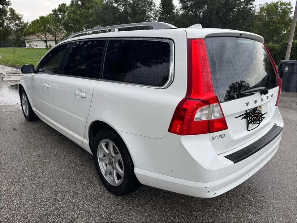 2010 Volvo V70 3rd Gen - Image 2 of 18