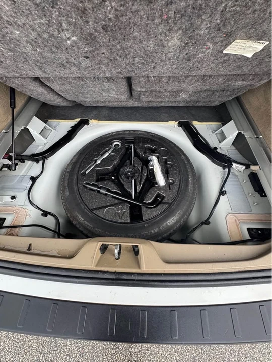 2010 Volvo V70 3rd Gen - Image 15 of 18
