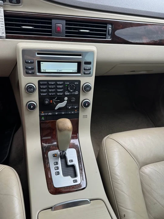 2010 Volvo V70 3rd Gen - Image 8 of 18
