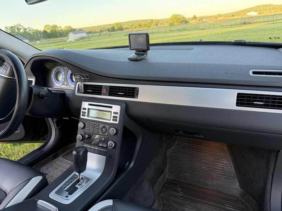2010 Volvo V70 3rd Gen - Image 12 of 17