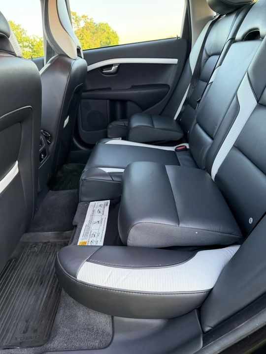 2010 Volvo V70 3rd Gen - Image 8 of 17