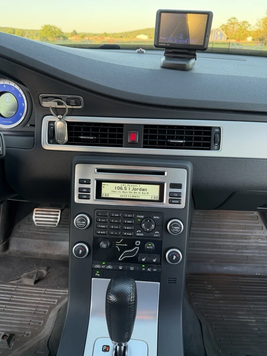 2010 Volvo V70 3rd Gen - Image 13 of 17