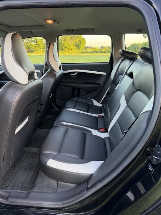 2010 Volvo V70 3rd Gen - Image 9 of 17