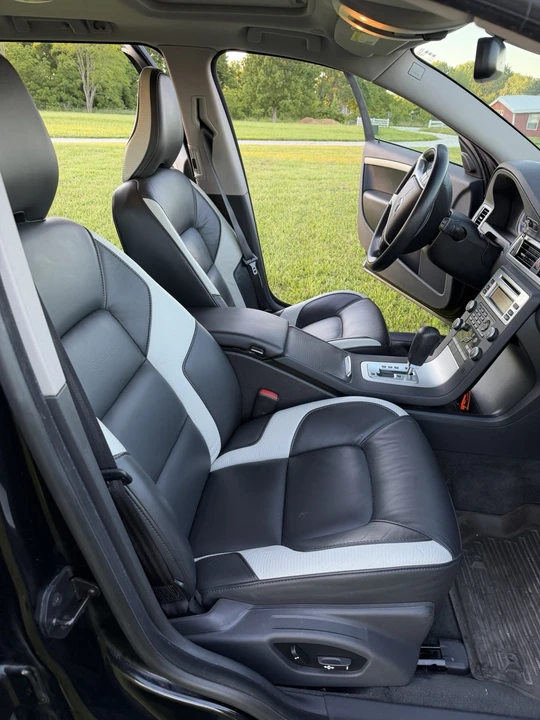 2010 Volvo V70 3rd Gen - Image 11 of 17