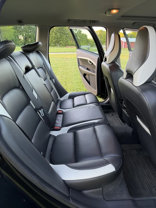 2010 Volvo V70 3rd Gen - Image 10 of 17