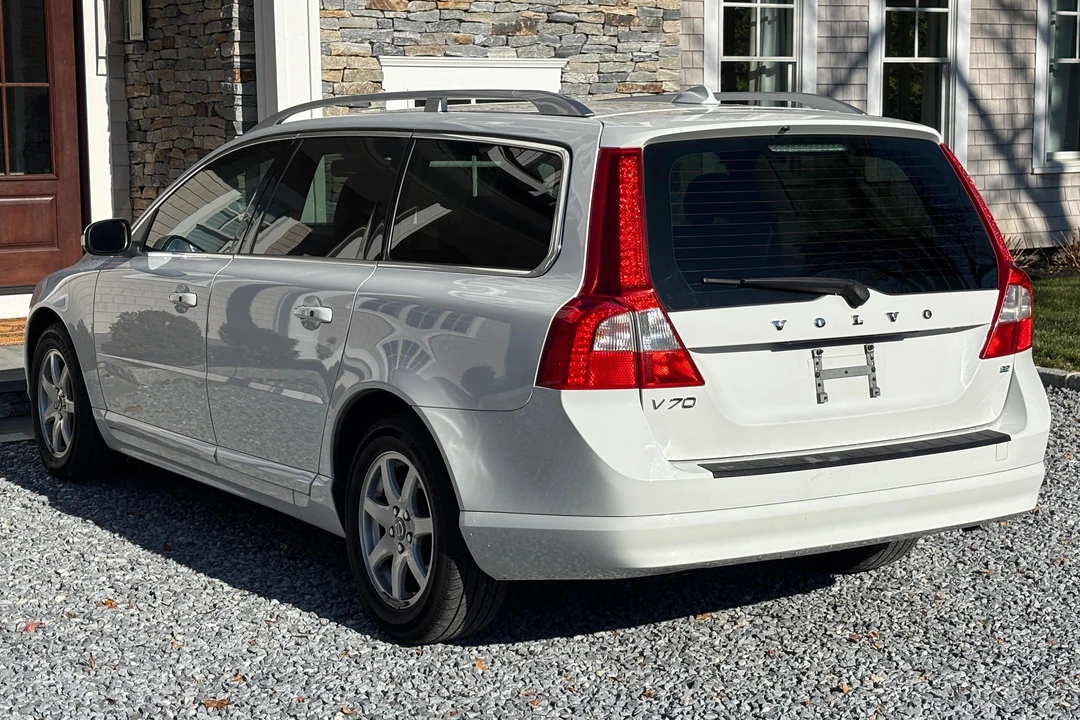 2010 Volvo V70 3rd Gen - Image 4 of 24