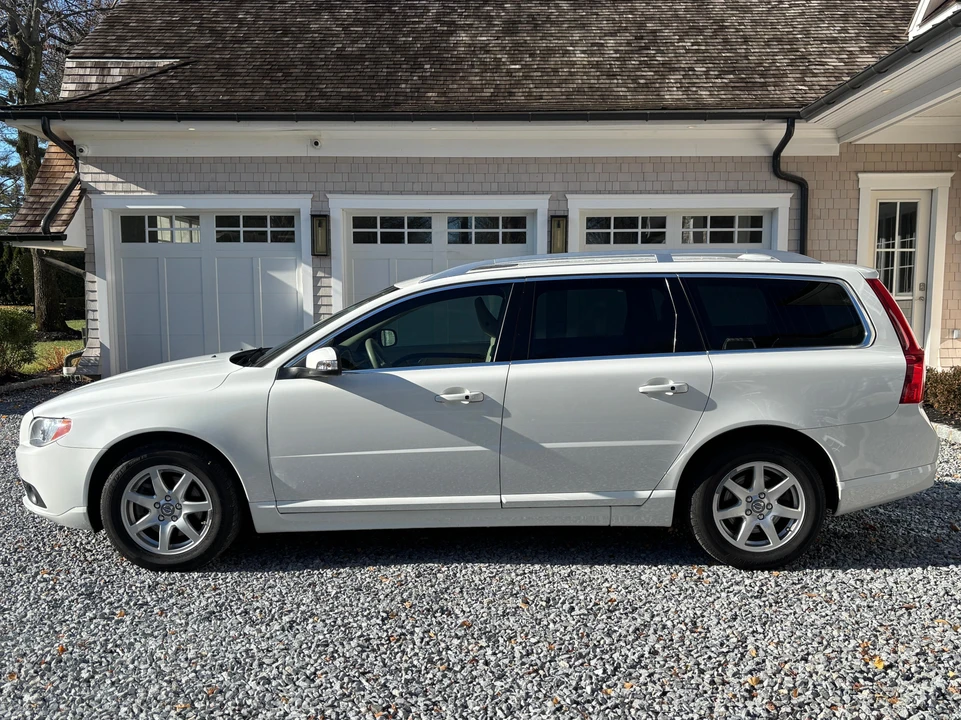 2010 Volvo V70 3rd Gen - Image 12 of 24