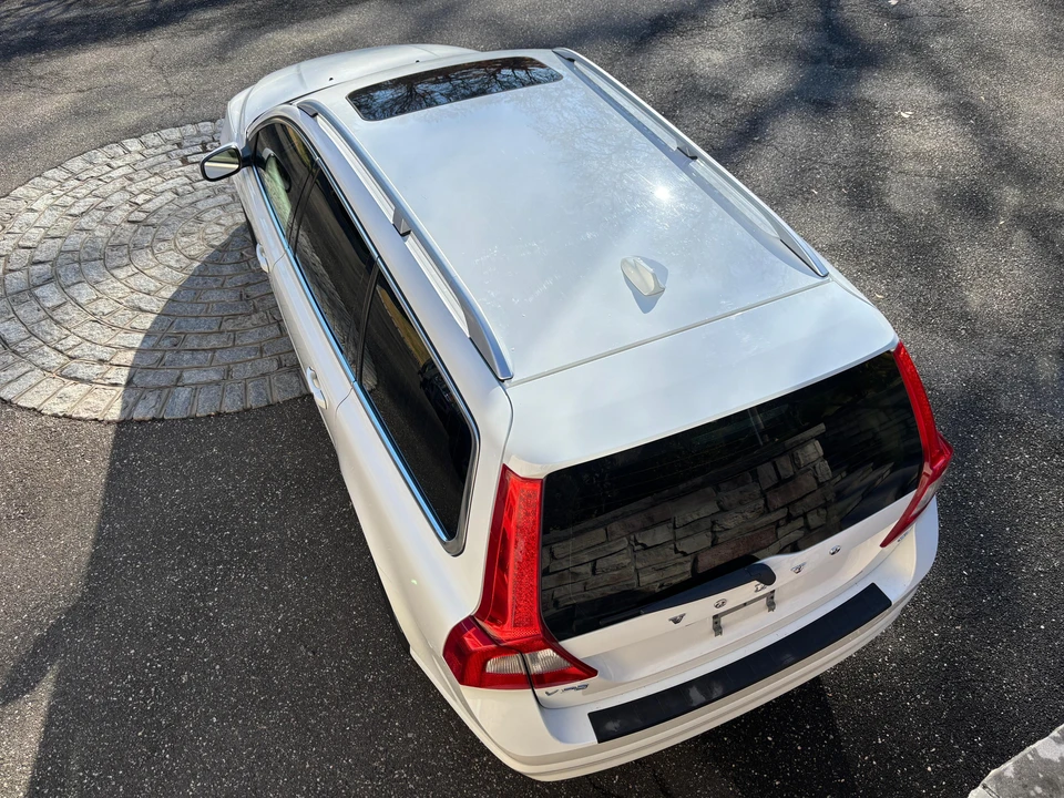 2010 Volvo V70 3rd Gen - Image 22 of 24