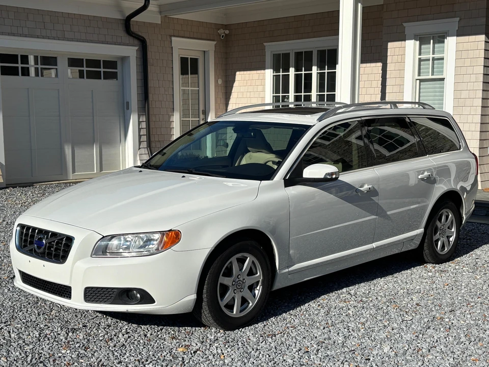 2010 Volvo V70 3rd Gen - Image 8 of 24