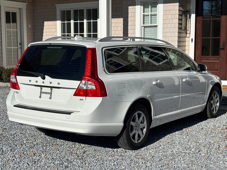 2010 Volvo V70 3rd Gen - Image 16 of 24