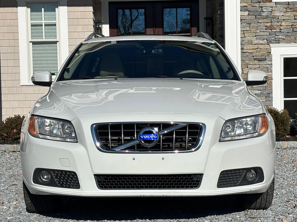 2010 Volvo V70 3rd Gen - Image 6 of 24