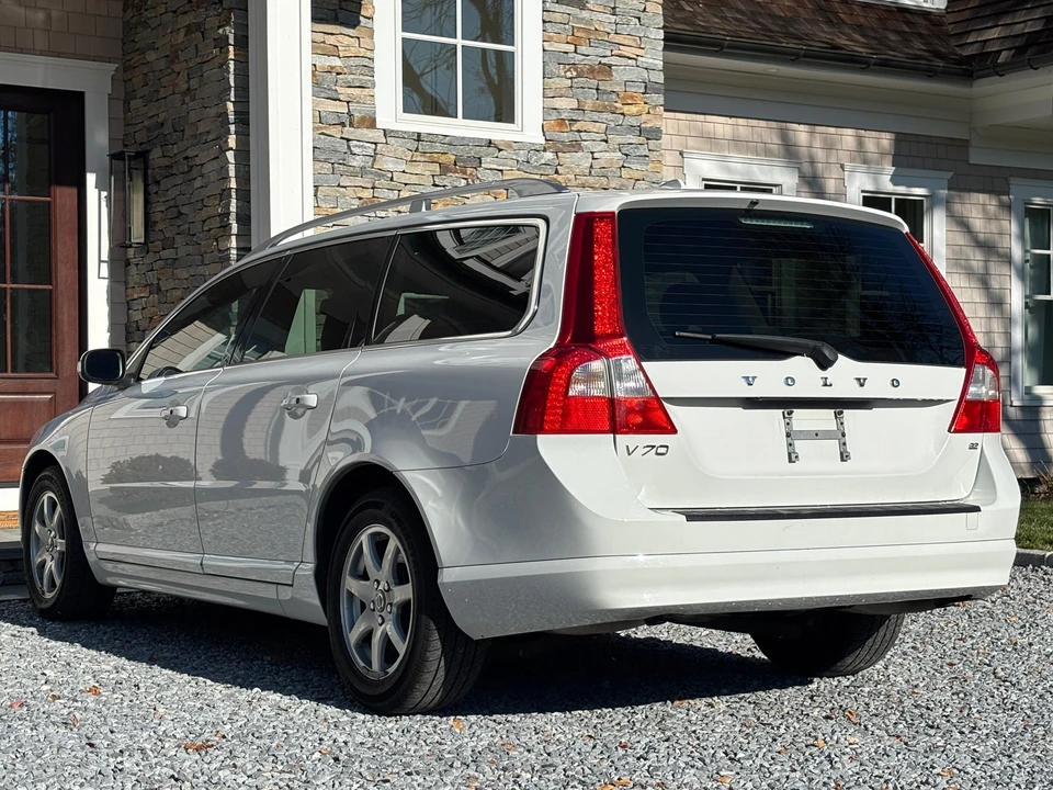 2010 Volvo V70 3rd Gen - Image 13 of 24