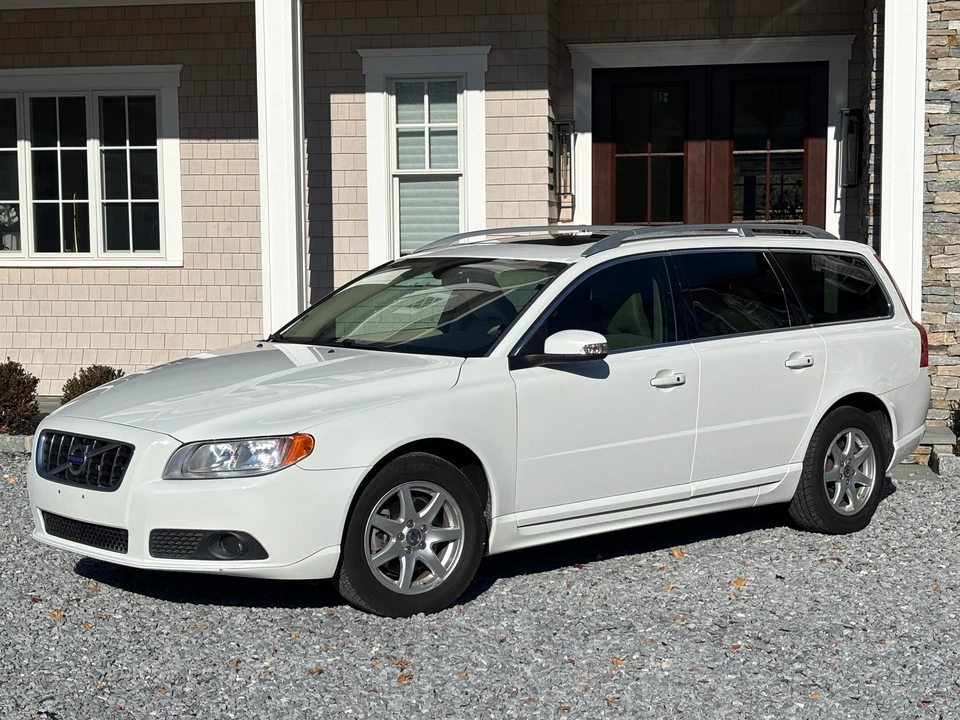 2010 Volvo V70 3rd Gen - Image 11 of 24