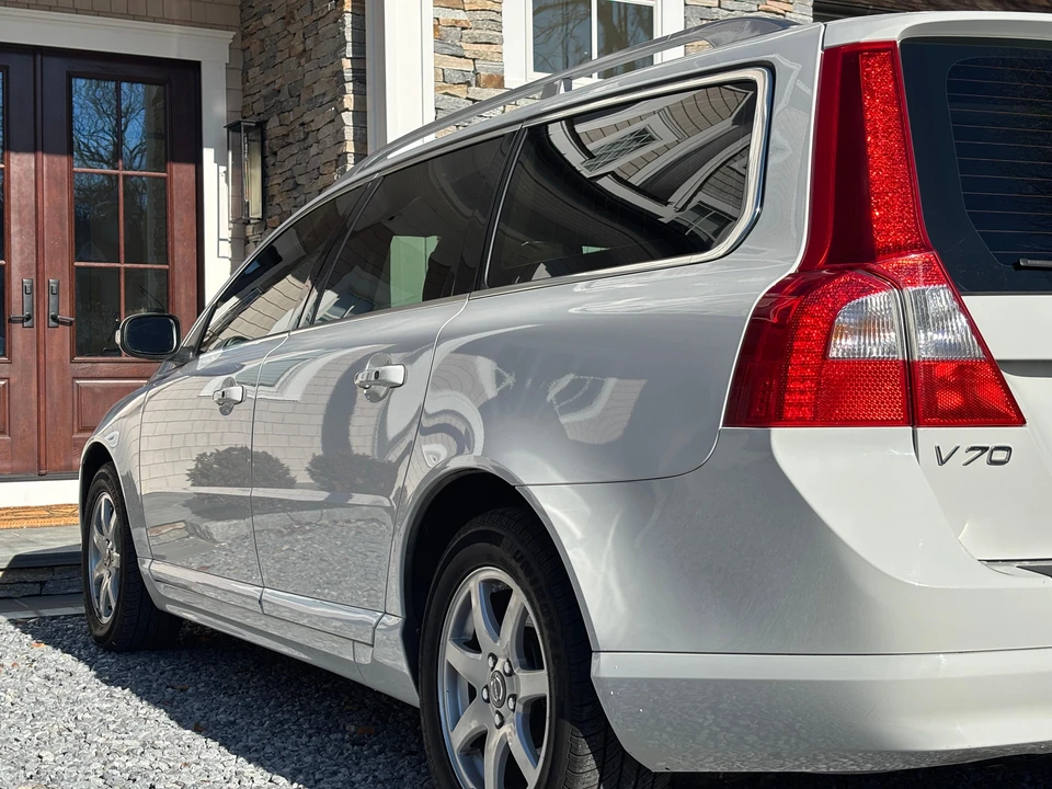 2010 Volvo V70 3rd Gen - Image 24 of 24