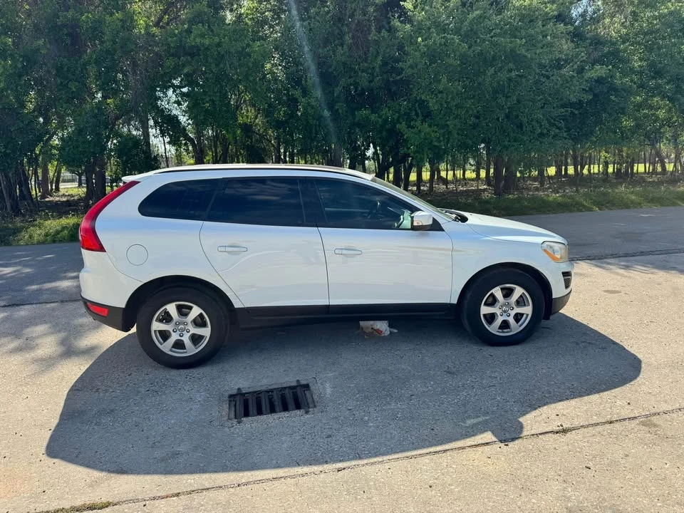 2010 Volvo XC60 1st Gen - Image 4 of 7