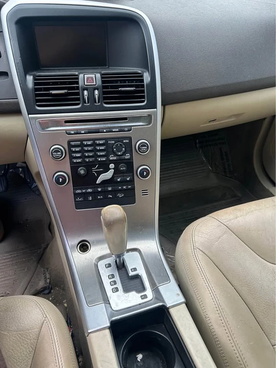2010 Volvo XC60 1st Gen - Image 10 of 15