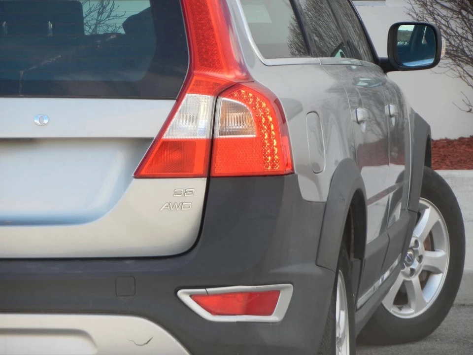 2010 Volvo XC70 3rd Gen - Image 15 of 21