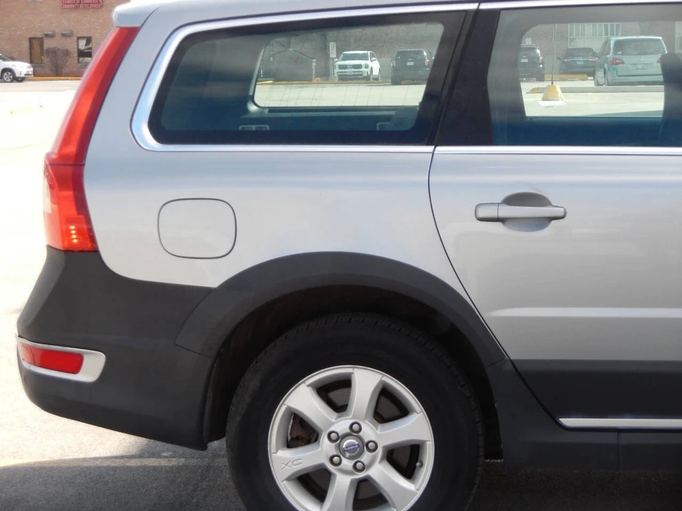 2010 Volvo XC70 3rd Gen - Image 19 of 21