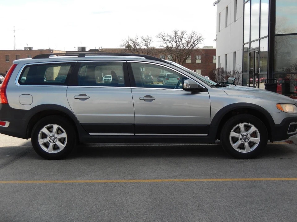 2010 Volvo XC70 3rd Gen - Image 18 of 21