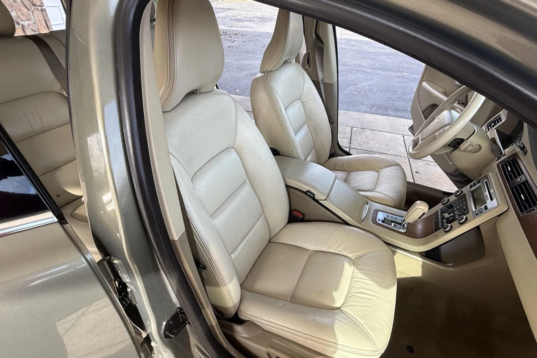 2010 Volvo XC70 3rd Gen - Image 4 of 8