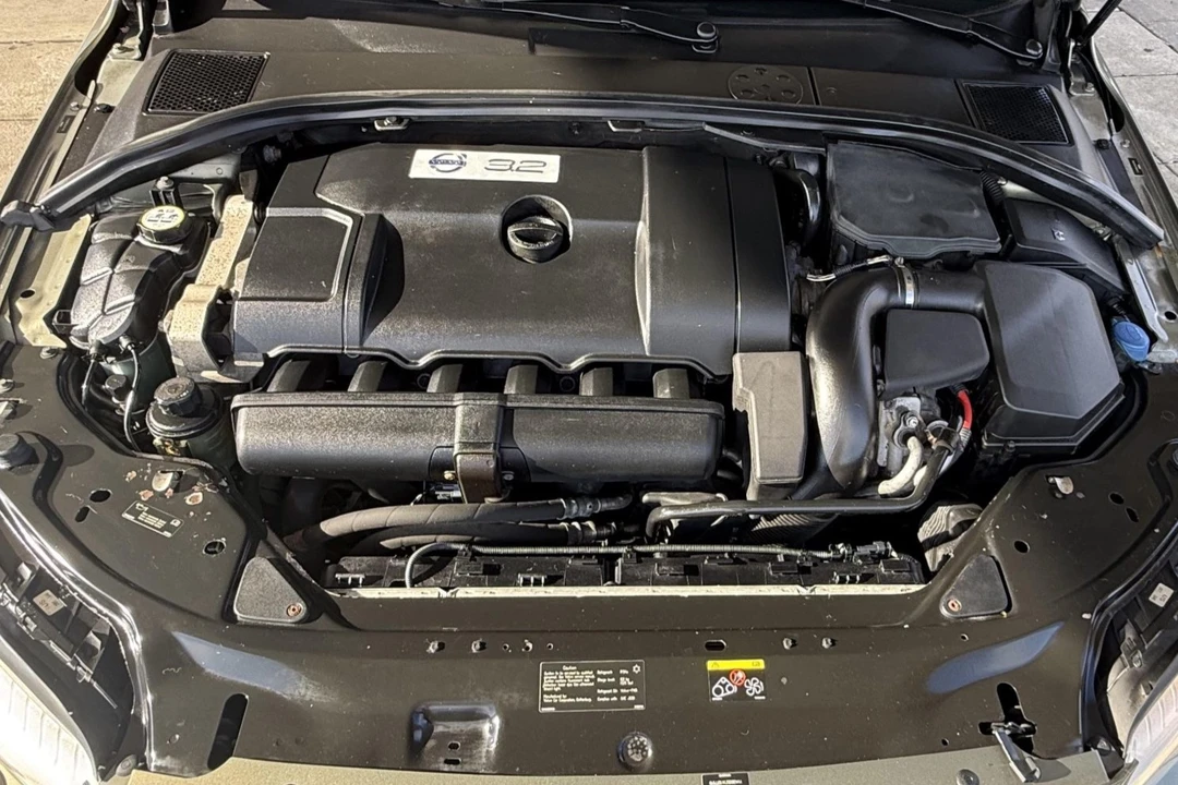 2010 Volvo XC70 3rd Gen - Image 6 of 8